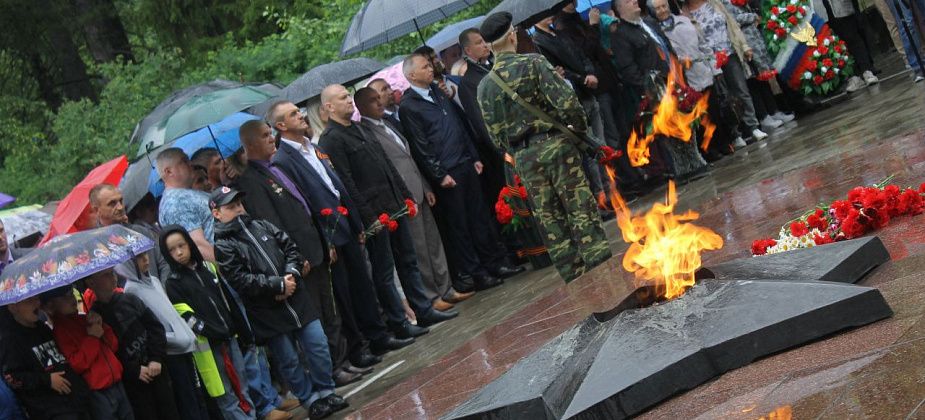 "Вспоминаем тех, кто погиб на полях сражений". В Серове прошел митинг, посвященный Дню памяти и скорби 