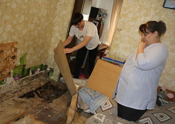“Проще выйти во двор и у костра сидеть”. Серовчанка с сыновьями, один из которых инвалид, живет в разваливающемся доме