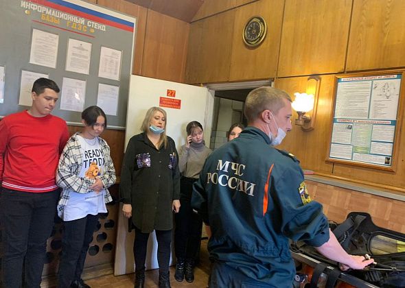Сотрудников МЧС посетили гости из кружка «Юный спасатель»