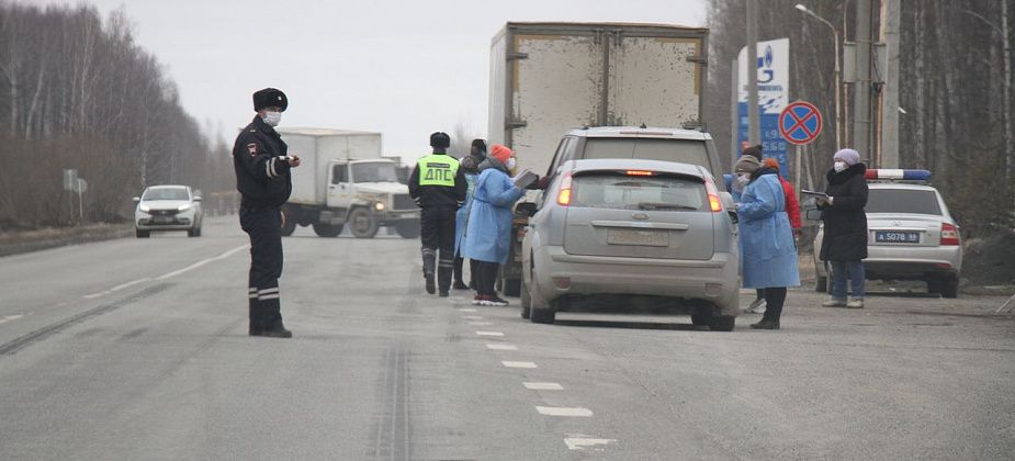 На въезде в Серов выставлен пост сотрудников ДПС, медиков и волонтеров. Въезжающим в город измеряют температуру