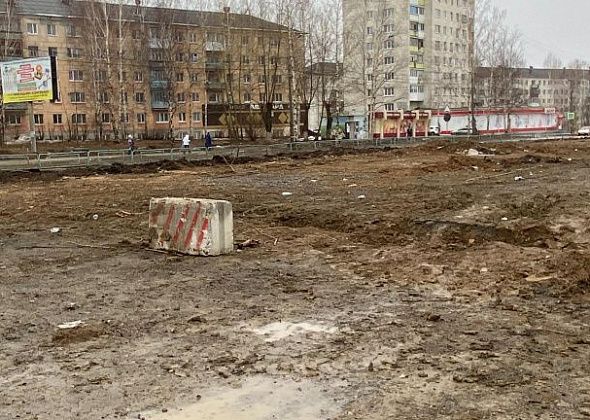 Участок по улице Заславского, где в "ловушку" угодил автомобиль, частично оградили