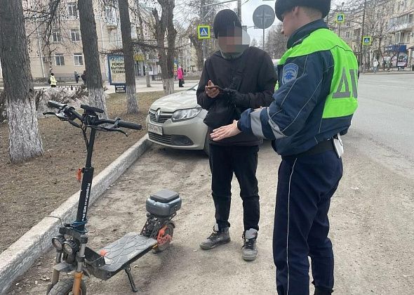 В центре Серова поймали юного электросамокатчика без прав. Ему и родителям грозят штрафы