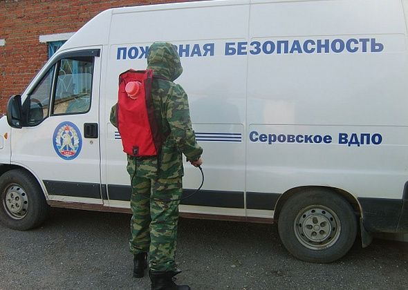 В деревне Поспелкова, что под Серовом, добровольные пожарные отсекли от огня жилой дом