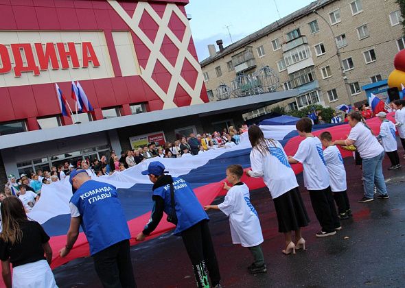 Вручение паспортов, чествование "Команды главы". В Серове отметили День государственного флага России