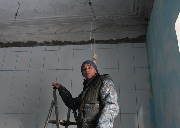 “Если утонет один подъезд, дом пойдет под снос”. Серовчанин переживает за судьбу дома с бомбоубежищем