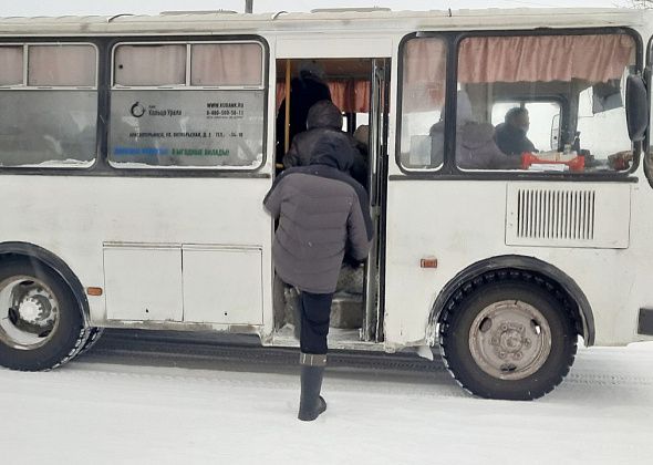 "Нет денег, тогда выходите". Серовчанка возмущена, что в общественном транспорте нет безналичной оплаты