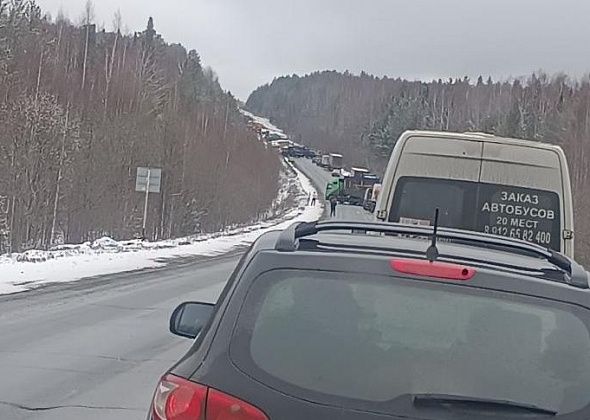 Причиной затора на трассе под Серовом стала фура
