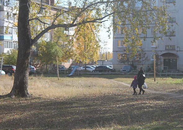 "По балкам лазят, на которых мы белье сушим". Жители поселка Энергетиков жалуются, что детям негде играть