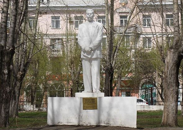Власти Серова переставят памятник Горькому к одной из школ или к детскому саду?