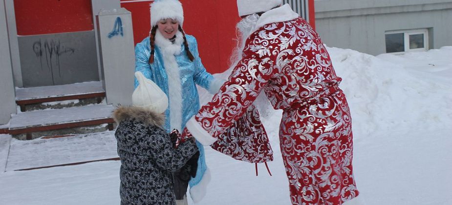 "Дедушка и внучка, спасибо вам!". Редакционные Дед Мороз и Снегурочка порадовали серовчан подарками