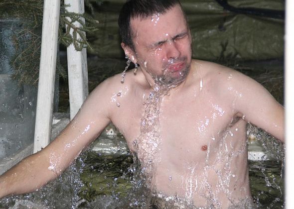 “Лучше окунаться, когда на улице морознее”. В Серове прошли крещенские купания