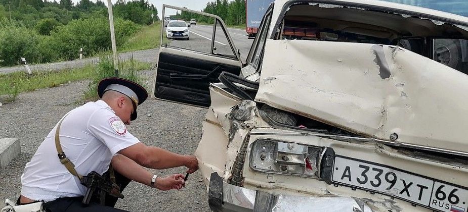 Под Серовом грузовик с прицепом столкнулся с легковушкой. Есть пострадавший