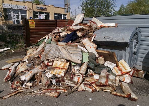 На контейнерную площадку в Серове вывалили... вагонный утеплитель?