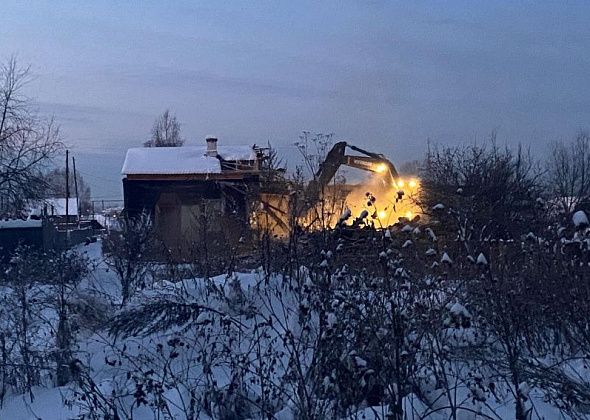 В Горпарке снесли аварийный дом. Соседи говорят, что за год до сноса на доме была заменена кровля. А в момент сноса в доме жила женщина