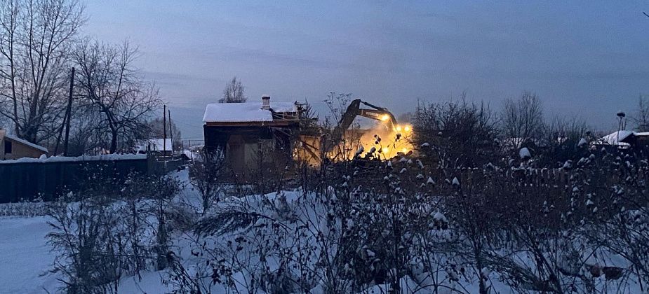 В Горпарке снесли аварийный дом. Соседи говорят, что за год до сноса на доме была заменена кровля. А в момент сноса в доме жила женщина