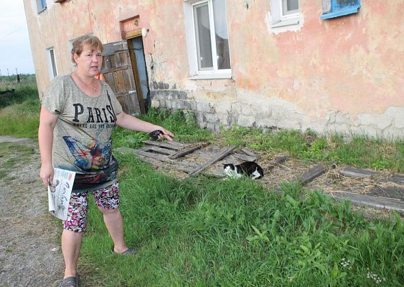 "Здесь никому не сладко". Жители дома в Новой Коле рассказывают о жизни в аварийном жилье