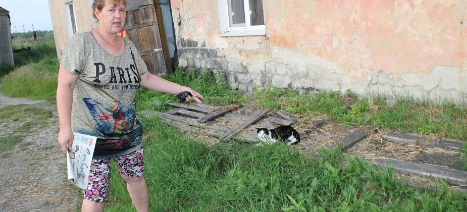 "Здесь никому не сладко". Жители дома в Новой Коле рассказывают о жизни в аварийном жилье