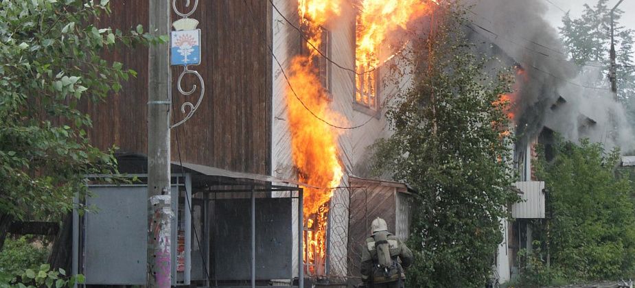 В Серове на улице Кирова полыхает деревянное здание