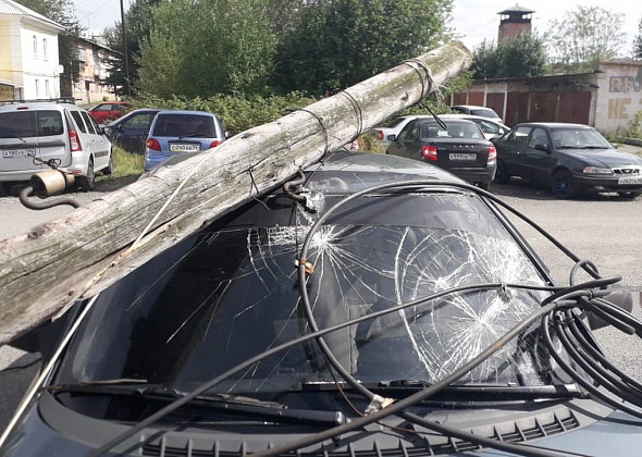 На ВАЗ в Серове упал столб