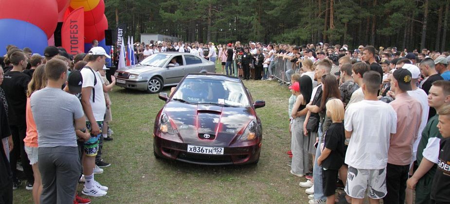 «Эти машины – наша любовь с детства». Состоялся SEROVAUTOFEST 2023