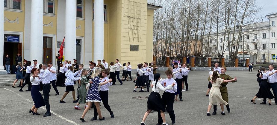 Серовчане станцевали “Вальс Победы”