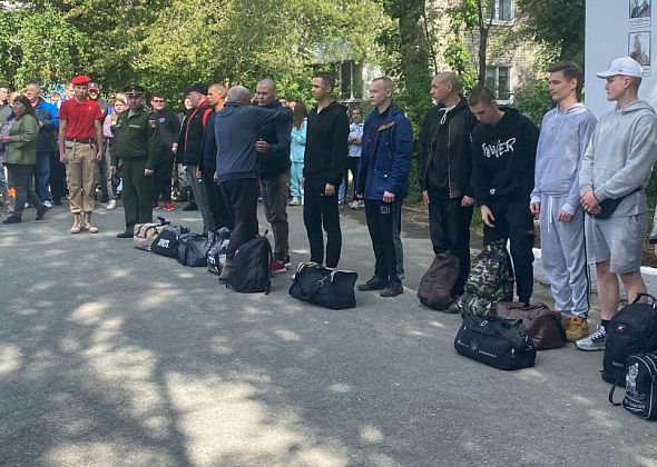 "В добрый путь, пацаны". В Серове прошла отправка в рамках  весеннего призыва