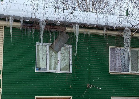 У дома в Серове повредило обшивку фасада. Виноват сошедший снег? 