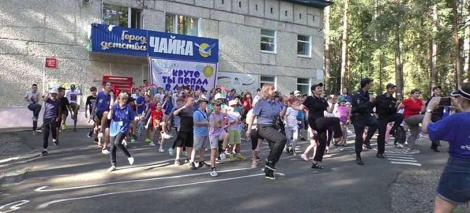 Полиция Серова приехала в загородный лагерь и провела зарядку с детьми