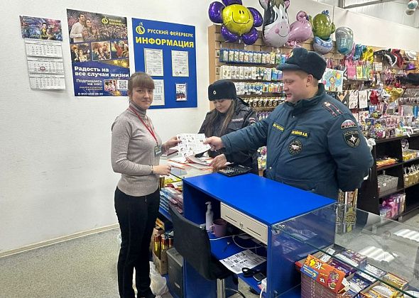 Спасатели и полиция обследуют серовские магазины пиротехники