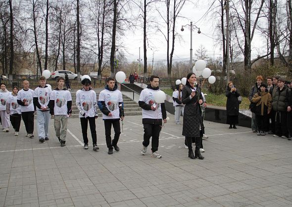 В День белых журавлей в Серове провели линейку на «Вечном огне»