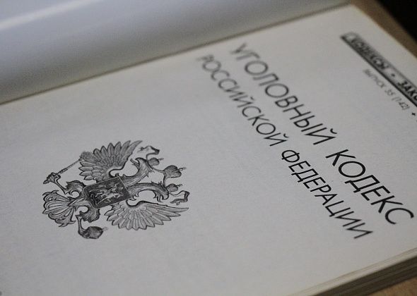 Серовчанка и двое мужчин проникли в чужую квартиру, чтобы «разобраться» с ее жителями