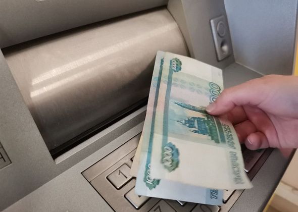 Чтобы снять и отдать деньги мошенникам, жительница Ларьковки специально съездила в Серов