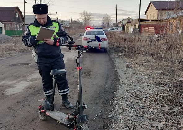 В Серове пьяный самокатчик без прав попал в ДТП и сломал нос. А еще пытался уйти из полиции