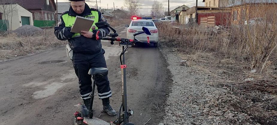 В Серове пьяный самокатчик без прав попал в ДТП и сломал нос. А еще пытался уйти из полиции