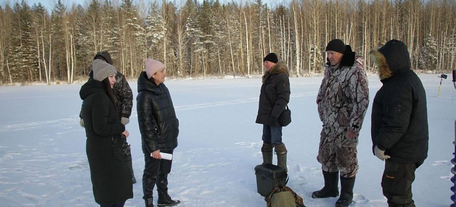 “Ходит, побирает деньги”. Серовские рыбаки жалуются на предпринимателя, который требует оплачивать рыбалку на арендованном участке реки Замарайки
