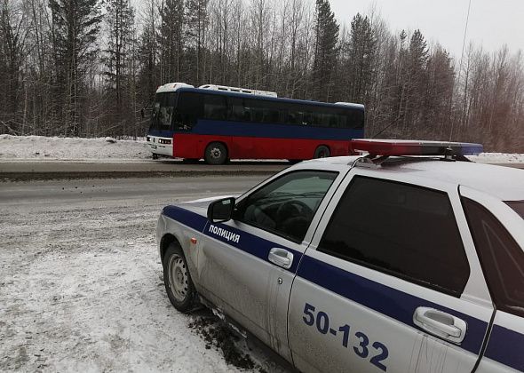Инспекторы ГИБДД Серова проверяют автобусы