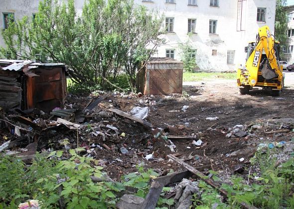 В большом дворе на Сортировке сносят заброшенные сараи, в которых образовалась свалка
