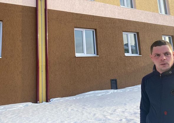 В Серове отремонтировали квартиру в доме для детей-сирот, где появилась плесень. Жильцу подарили канистру «Антиплесени»
