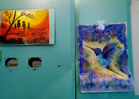 Рисунки неизвестного автора украсили подъезд дома в Серове