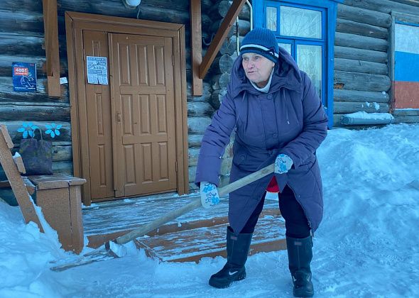 Мама ребенка-инвалида, пенсионерка и другие жители серовской двухэтажки самостоятельно убирают снег во дворе. Управляющая компания бездействует