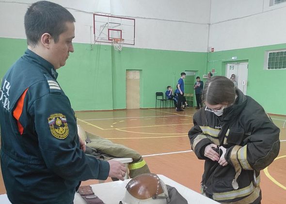 Серовские школьники соревновались в пожарно-спортивной эстафете «Я б в пожарные пошел, пусть меня научат!»