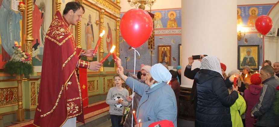 "Получаешь божественный заряд энергии". В светлую Пасху серовчане встретили Благодатный огонь