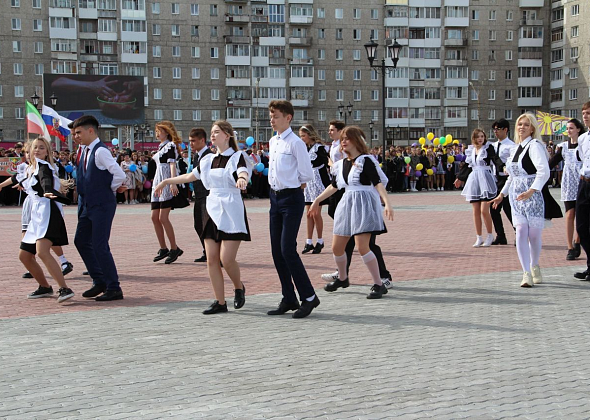 “Школьные годы вы пронесете в своей памяти через всю свою жизнь.” В Серове прозвенели последние звонки