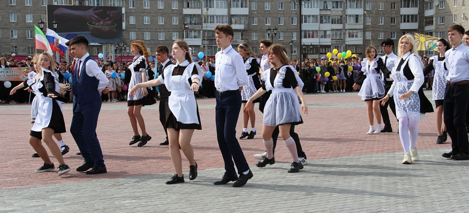 “Школьные годы вы пронесете в своей памяти через всю свою жизнь.” В Серове прозвенели последние звонки