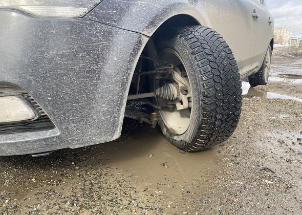 В Серове иномарка попала в яму на реконструируемой улице Заславского и повредила ходовую