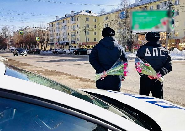 Сотрудники Госавтоинспекции порадовали серовских автоледи цветами