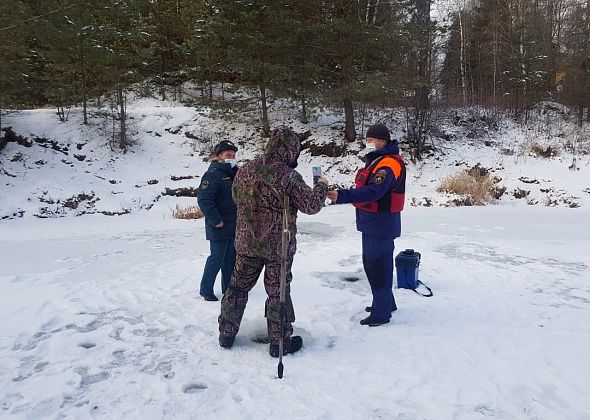 Серовских рыболовов предупреждают об опасности тонкого льда