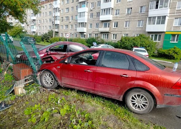 В центре Серова столкнулись два красных “Форда”. Пострадала автоледи и ее дочь