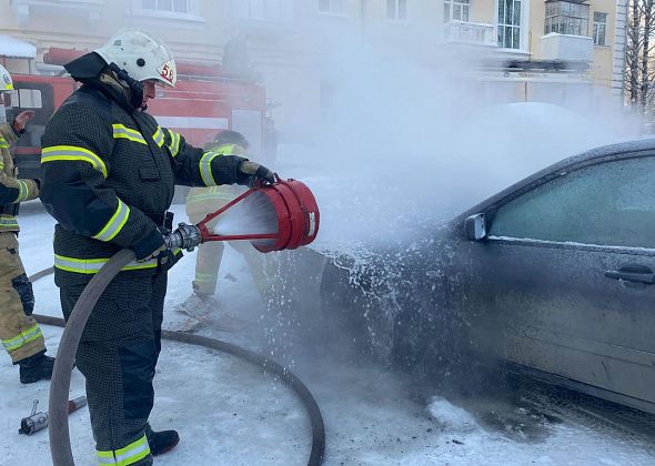 В Серове горела легковушка. Под автомобилем развели костер?