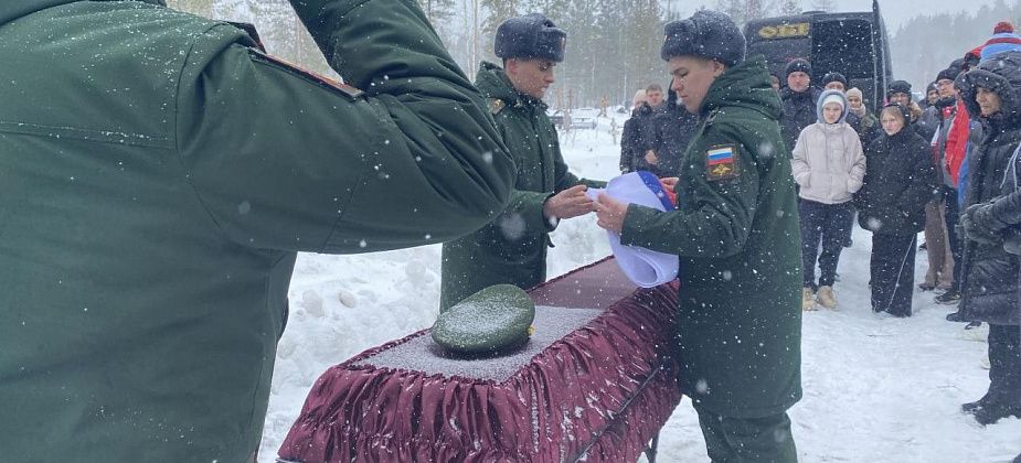 “Даже погода плачет по нему”. В Серове простились с погибшим в СВО мобилизованным Юрием Матафоновым